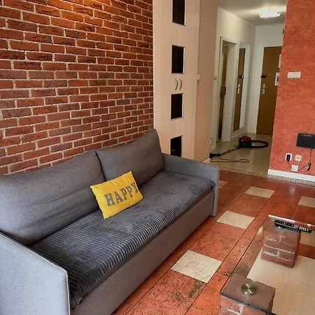 Modern In Center With Free Parking *