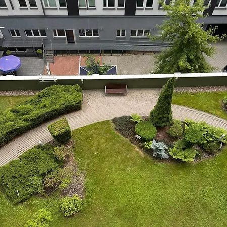 Modern In Center With Free Parking *